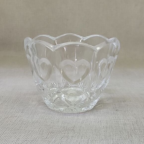 Vintage Crystal Glass Heart Pattern Scalloped Edge Bowl Candy Dish - Picture 1 of 5